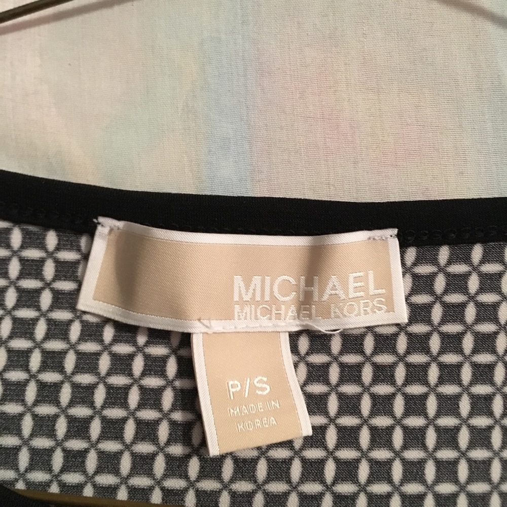 Michael Kors 3/4 bell sleeve top petite S - Picture 3 of 3